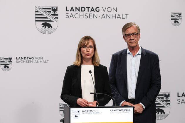 Fraktionsvorsitzende Eva von Angern (Die Linke,Sachsen Anhalt) und Dietmar Bartsch - Wahlabend in den Messehallen in Magdeburg zur Landtagswahl 2021 Sachsen Anhalt in Magdeburg *** Parliamentary group leader Eva von Angern Die Linke,Sachsen Anhalt and Dietmar Bartsch election evening in the exhibition halls in Magdeburg for the state election 2021 Sachsen Anhalt in Magdeburg