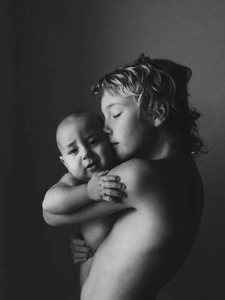 IMAGO Kreativ: Bruderschaft Brothers are holding each other with tenderness Moscow, Moscow, Russia CR_RSXYJH210614-774997-01 ,model released, Symbolfoto ,property released