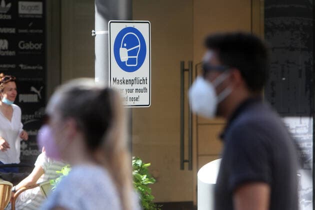 Schild mit Aufschrift Maskenpflicht hängt an einem Laternenmast in der Fußgängerzone und Einkaufsstraße Planken in der Innenstadt von Mannheim, Baden Württemberg, Deutschland