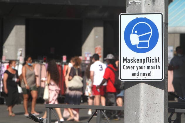 Schild mit Piktogramm und Aufschrift Maskenpflicht hängt an einem Laternenmast am Marktplatz in der Innenstadt von Mannheim, Baden Württemberg, Deutschland
