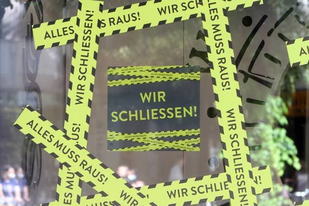 Aufkleber wir schließen alles muss raus klebt auf dem Schaufenster eines Modegeschäfts in der Fußgängerzone und Einkaufsstraße Planken in der Innenstadt von Mannheim, Baden Württemberg, Deutschland