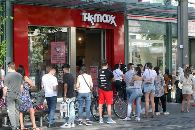 Inzidenzbedingt haben die Geschäfte in Mannheim wieder geöffnet, was zu einem Ansturm auf den Handel in der Fußgängerzone und Einkaufsstraße Planken geführt hat. Eine lange Warteschlange steht vor dem Modegeschäft TK Maxxeiner an und wartet geduldig auf Einlass, Baden Württemberg, Deutschland