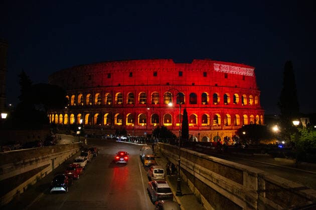 Weltblutspendetag in Italien - Rot beleuchtetes Kolluseum in Rom Italy: World Blood Donor Day in Rome View of Colosseum illuminated in red on the occasion of World Blood Donor Day Rome Italy Copyright: MatteoxNardone