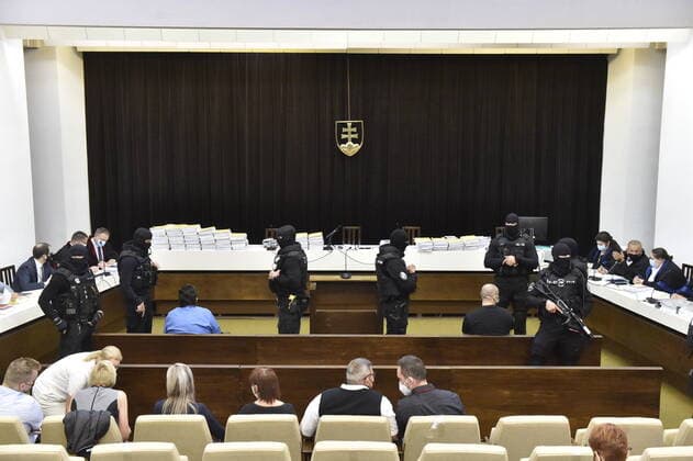 Bilder des Jahres 2021, News 06 Juni News Themen der Woche KW24 News Bilder des Tages Slowakei, Prozess um Mord an Journalist Jan Kuciak und seiner Verlobten Martina Kusnirova The Supreme Court of the Slovak Republic began to hear the appeals of three defendants in the case of the murder of journalist Jan Kuciak and his fiancee Martina Kusnirova, on June 15, 2021, in Bratislava, Slovakia.On the photo are seen defendants Marian Kocner (left, in blue) and Tomas Szabo (right, in black). (CTKxPhoto VaclavxSalek) CTKPhotoP2021061502356  sal