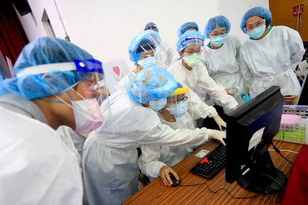 Taiwan AstraZeneca Mass Vaccination Begins Medical workers attend a briefing before doing vaccination, as the authority starts its mass vaccination programs, following a surge of domestic cases and deaths related to the Coronavirus, in New Taipei, Taiwan, on 15 June 2021. The 1.24 millions donated by Japan will be made available to six priority groups, including medical workers and the elderly. New Taipei Taiwan ceng-notitle210615_npylU  Copyright: xCengxShouxYix
