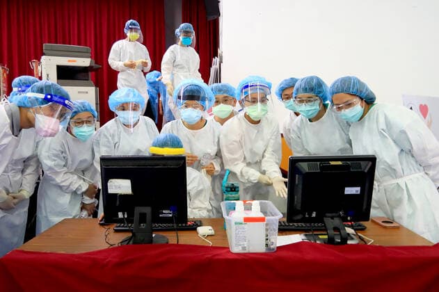 Taiwan AstraZeneca Mass Vaccination Begins Medical workers attend a briefing before doing vaccination, as the authority starts its mass vaccination programs, following a surge of domestic cases and deaths related to the Coronavirus, in New Taipei, Taiwan, on 15 June 2021. The 1.24 millions donated by Japan will be made available to six priority groups, including medical workers and the elderly. New Taipei Taiwan ceng-notitle210615_npZrq  Copyright: xCengxShouxYix