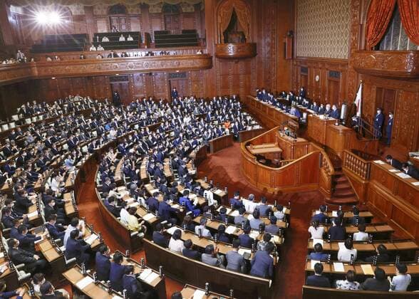 Bilder des Jahres 2021, News 06 Juni News Themen der Woche KW24 News Bilder des Tages No-confidence motion against Suga Cabinet voted down+ Japan s ruling coalition votes down a no-confidence motion against Prime Minister Yoshihide Suga s Cabinet during a House of Representatives plenary session in Tokyo on June 15, 2021. Four opposition parties submitted the motion earlier in the day, criticizing the government s COVID-19 response and plans to push ahead with the Tokyo Olympics. 