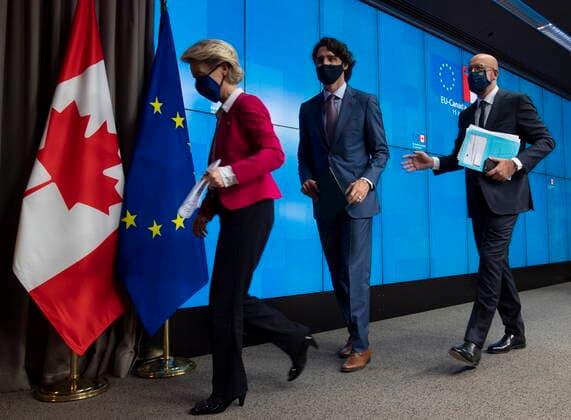 EU-Kanada Gipfel in Brüssel, Charles Michel und Ursula von der Leyen empfangen Justin Trudeau June 15, 2021, Brussels, Belgium: European Commission President Ursula von der Leyen, Canadian Prime Minister Justin Trudeau and European Council President Charles Michel leave the stage following a joint news conference at the conclusion of the EU-Canada Summit Tuesday June 15, 2021 in Brussels, Belgium. Brussels Belgium  - ZUMAc35_ 20210615_zaf_c35_009 Copyright: xAdrianxWyldx