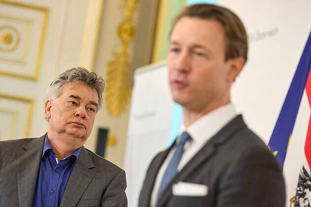 - Wien 15.06.2021 - Corona-Krise - Heute am Vormittag fand im Bundeskanzleramt eine Pressekonferenz zu den aktuellen Corona-Wirtschaftshilfen statt. PHOTO: (v.L) Vizekanzler Werner Kogler (Grüne), Finanzminister Gernot Blümel während der PK. Vienna (Austria) - Corona crisis - This morning a press conference on the current Corona economic aid took place in the Federal Chancellery. PK Blümel Kogler zu Corona-Wirtschaftshilfen