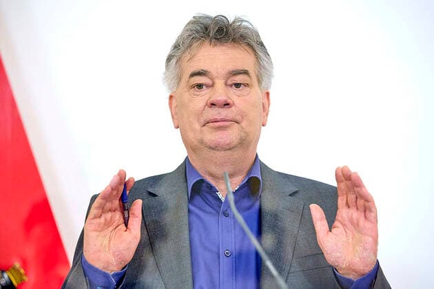 - Wien 15.06.2021 - Corona-Krise - Heute am Vormittag fand im Bundeskanzleramt eine Pressekonferenz zu den aktuellen Corona-Wirtschaftshilfen statt. PHOTO: Vizekanzler Werner Kogler (Grüne), während der PK. Vienna (Austria) - Corona crisis - This morning a press conference on the current Corona economic aid took place in the Federal Chancellery. PK Blümel Kogler zu Corona-Wirtschaftshilfen