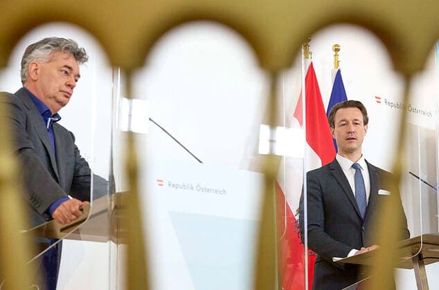 - Wien 15.06.2021 - Corona-Krise - Heute am Vormittag fand im Bundeskanzleramt eine Pressekonferenz zu den aktuellen Corona-Wirtschaftshilfen statt. PHOTO: (v.L) Vizekanzler Werner Kogler (Grüne), Finanzminister Gernot Blümel während der PK. Vienna (Austria) - Corona crisis - This morning a press conference on the current Corona economic aid took place in the Federal Chancellery. PK Blümel Kogler zu Corona-Wirtschaftshilfen