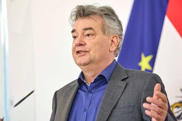 - Wien 15.06.2021 - Corona-Krise - Heute am Vormittag fand im Bundeskanzleramt eine Pressekonferenz zu den aktuellen Corona-Wirtschaftshilfen statt. PHOTO: Vizekanzler Werner Kogler (Grüne), während der PK. Vienna (Austria) - Corona crisis - This morning a press conference on the current Corona economic aid took place in the Federal Chancellery. PK Blümel Kogler zu Corona-Wirtschaftshilfen