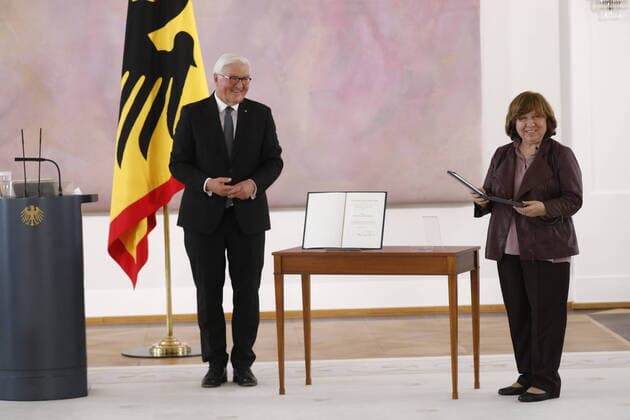 Bilder des Jahres 2021, Entertainment 06 Juni Entertainment Themen der Woche KW24 Bundespräsident Frank-Walter Steinmeier, Literaturnobelpreisträgerin Swetlana Alexijewitsch, Deutschland, Berlin, Verleihung des Großen Verdienstkreuzes an Swetlana Alexijewitsch *** Federal President Frank Walter Steinmeier, Nobel Prize for Literature winner Svetlana Alexievich, Germany, Berlin, Award of the Great Cross of Merit to Svetlana Alexievich