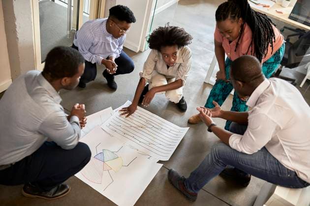 IMAGO Creative: 2022 Aussichten IMAGO Creative: Klimawandel - Zukunft und Innovation Male and female colleagues discussing during meeting in coworking office model released Symbolfoto property released ZEDF04177