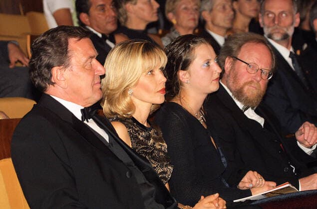 Juedisches Museum 09.09.2001 Politiker Bundeskanzler Dr. Gerhard Fritz Kurt Schroeder (SPD) + Frau Doris Schroeder-Koepf +Wolfgang Thierse mit Tochter, Staatsakt zur feierlichen Eroeffnung Juedisches Museum in der Berliner Philharmonie, Herbert-von-Karajan-Strasse 1, Berlin - 09.09.2001 - *** Jewish Museum 09 09 2001 Politicians Federal Chancellor Dr Gerhard Fritz Kurt Schroeder SPD Mrs Doris Schroeder Koepf Wolfgang Thierse with daughter, official opening ceremony Jewish Museum in the Berlin Philharmonie, Herbert von Karajan Strasse 1, Berlin 09 09 2001 XXX