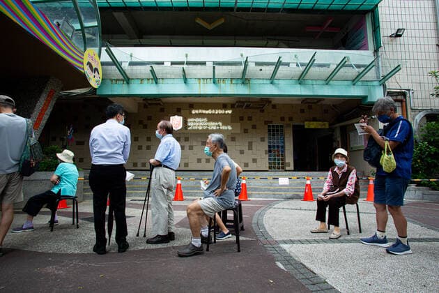 Vaccination Session For Elderly People In Taiwan People practice social distancing as they line to receive the AstraZeneca vaccine during the vaccination session for elderly people over 85 years old, at an elementary school in Taipei, Taiwan June 15, 2021 Taipei Taiwan chih-notitle210615_npxpT  Copyright: xAnnabellexChihx