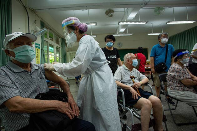 Vaccination Session For Elderly People In Taiwan A medial worker administers a dose of AstraZeneca vaccine for an elderly man during the vaccination session for elderly people over 85 years old, at an elementary school in Taipei, Taiwan June 15, 2021 Taipei Taiwan chih-notitle210615_npP1B  Copyright: xAnnabellexChihx