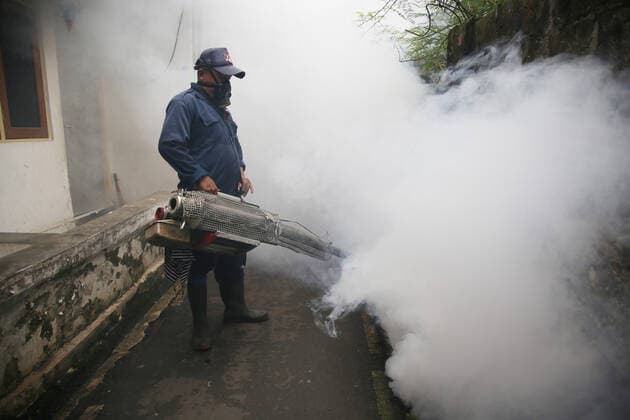 Indonesia Fumigation Health Officers perform Fogging of densely populated neighborhoods in Pengilingan, Cakung, Jakarta, June, 15, 2021. Jakarta Indonesia roszandi-notitle210615_np3WS  Copyright: xDasrilxRoszandix