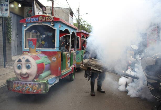News Bilder des Tages Virus Outbreak Indonesia Health Officers perform Fogging of densely populated neighborhoods in Pengilingan, Cakung, Jakarta, June, 15, 2021. The fogging was carried out to prevent dengue hemorrhagic fever in four areas with densely populated residential areas and buildings where they lived so that it was easy to transmit diseases caused by mosquitoes and the transmission of COVID-19. Jakarta Indonesia roszandi-notitle210615_npt0r  Copyright: xDasrilxRoszandix
