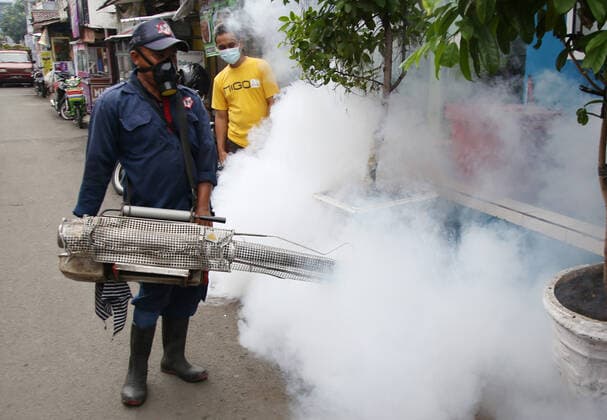 Virus Outbreak Indonesia Health Officers perform Fogging of densely populated neighborhoods in Pengilingan, Cakung, Jakarta, June, 15, 2021. The fogging was carried out to prevent dengue hemorrhagic fever in four areas with densely populated residential areas and buildings where they lived so that it was easy to transmit diseases caused by mosquitoes and the transmission of COVID-19. Jakarta Indonesia roszandi-notitle210615_npYJS  Copyright: xDasrilxRoszandix