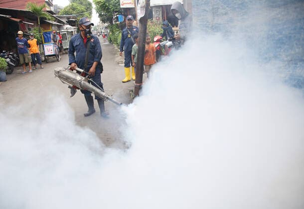 Virus Outbreak Indonesia Health Officers perform Fogging of densely populated neighborhoods in Pengilingan, Cakung, Jakarta, June, 15, 2021. The fogging was carried out to prevent dengue hemorrhagic fever in four areas with densely populated residential areas and buildings where they lived so that it was easy to transmit diseases caused by mosquitoes and the transmission of COVID-19. Jakarta Indonesia roszandi-notitle210615_npE0T  Copyright: xDasrilxRoszandix
