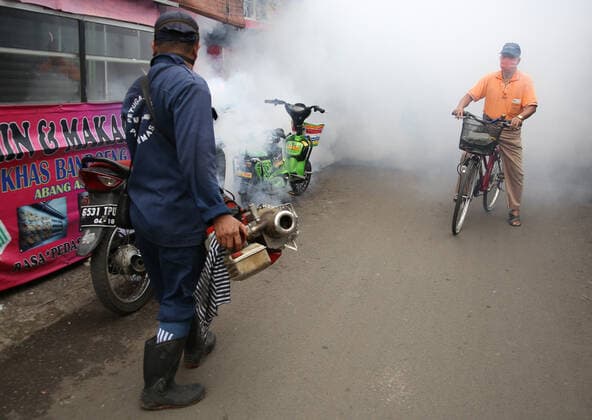 Virus Outbreak Indonesia Health Officers perform Fogging of densely populated neighborhoods in Pengilingan, Cakung, Jakarta, June, 15, 2021. The fogging was carried out to prevent dengue hemorrhagic fever in four areas with densely populated residential areas and buildings where they lived so that it was easy to transmit diseases caused by mosquitoes and the transmission of COVID-19. Jakarta Indonesia roszandi-notitle210615_npPdC  Copyright: xDasrilxRoszandix