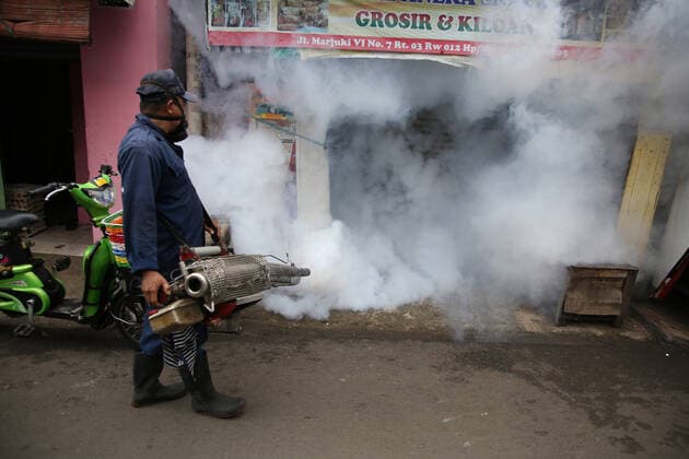 Virus Outbreak Indonesia Health Officers perform Fogging of densely populated neighborhoods in Pengilingan, Cakung, Jakarta, June, 15, 2021. The fogging was carried out to prevent dengue hemorrhagic fever in four areas with densely populated residential areas and buildings where they lived so that it was easy to transmit diseases caused by mosquitoes and the transmission of COVID-19. Jakarta Indonesia roszandi-notitle210615_npPva  Copyright: xDasrilxRoszandix