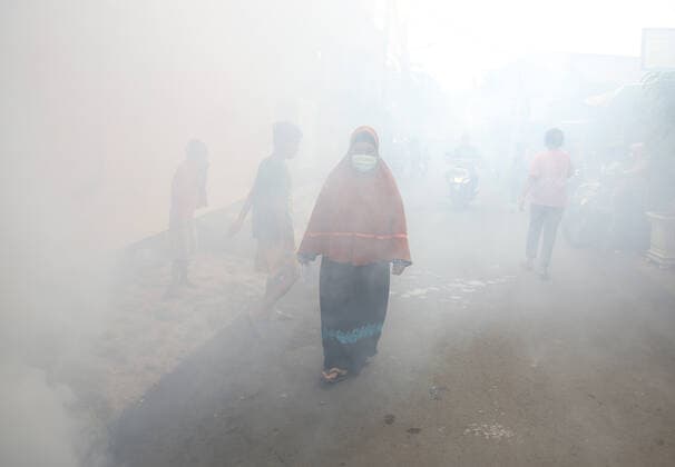 News Bilder des Tages Virus Outbreak Indonesia Health Officers perform Fogging of densely populated neighborhoods in Pengilingan, Cakung, Jakarta, June, 15, 2021. The fogging was carried out to prevent dengue hemorrhagic fever in four areas with densely populated residential areas and buildings where they lived so that it was easy to transmit diseases caused by mosquitoes and the transmission of COVID-19. Jakarta Indonesia roszandi-notitle210615_npRd2  Copyright: xDasrilxRoszandix