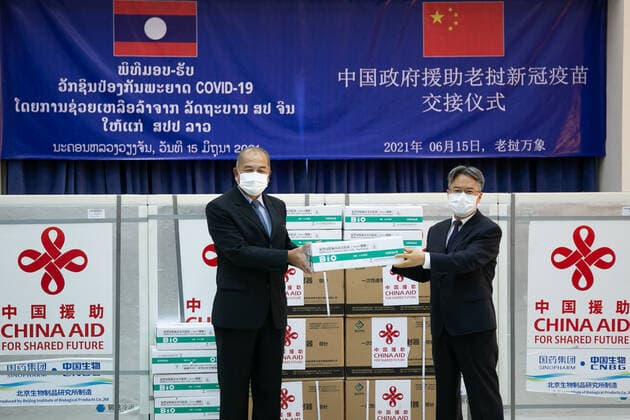 News Bilder des Tages (210615) -- VIENTIANE, June 15, 2021 -- Chinese ambassador to Laos Jiang Zaidong (R) and Lao People s Revolutionary Party (LPRP) central committee politburo member, Deputy Prime Minister and Chairman of the National Taskforce Committee for COVID-19 Prevention and Control Kikeo Khaykhamphithoune attend the handover ceremony of China-donated COVID-19 vaccines in Vientiane, Laos, on June 15, 2021. A batch of Chinese government-donated Sinopharm COVID-19 vaccines arrived at Wattay International Airport in Laos on Monday with a handover ceremony held upon their arrival. (Photo by Kaikeo Saiyasane Xinhua) LAOS-VIENTIANE-CHINA-COVID-19-VACCINE-HANDOVER ZhangxJianhua 