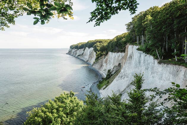 Blick auf die Kreidefelsen an der Küste der Ostsee Insel Rügen im Nationalpark Jasmund. Die Buchenwälder gehören zum UNESCO Welterbe. Nationalpark Jasmund Insel Rügen *** View of the chalk cliffs on the coast of the Baltic Sea island of Rügen in the Jasmund National Park The beech forests are part of the UNESCO World Heritage Jasmund Island National Park Rügen