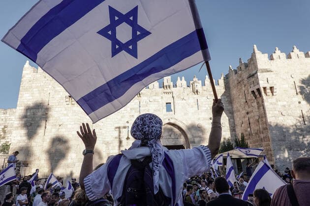 Bilder des Jahres 2021, News 06 Juni News Themen der Woche KW24 News Bilder des Tages June 15, 2021, Jerusalem, Israel: Thousands identifying with the nationaloist religious Zionist streams march in the annual Dance of Flags March from downtown Jerusalem to the Damascus Gate, Jaffa Gate and to the Western Wall. Participants celebrate the anniversary of the reunification of Jerusalem in the 1967 Six Day War in a demonstration of Jewish pride. Hamas Gaza threatened with rockets and the Palestinian Authority called for a day of rage in the West Bank in protest of what they consider a provocation in East Jerusalem. Jerusalem Israel - ZUMAa126 20210615_zap_a126_016 Copyright: xNirxAlonx