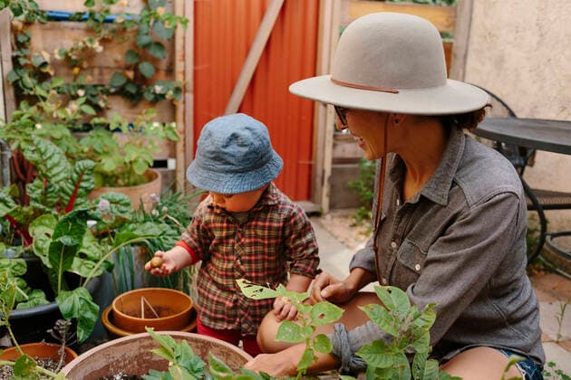 IMAGO Creative: Klimawandel - Zukunft und Innovation Mother looking at toddler boy in back yard garden model released Symbolfoto property released ACTF00018