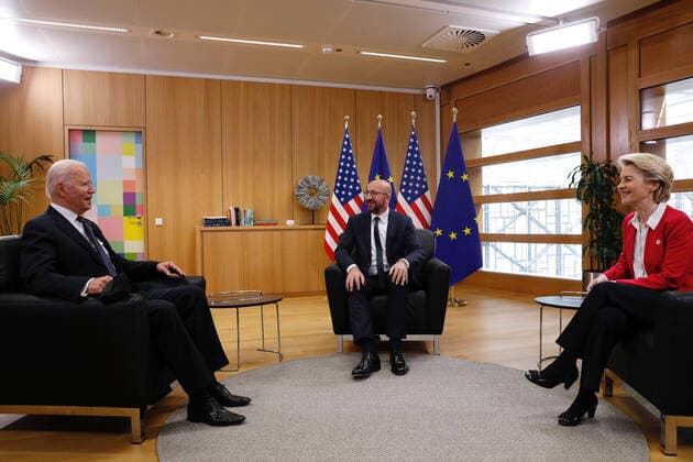 Bilder des Jahres 2021, News 06 Juni News Themen der Woche KW24 News Bilder des Tages (210615) -- BRUSSELS, June 15, 2021 -- European Council President Charles Michel (C) and European Commission President Ursula von der Leyen (R) talk with U.S. President Joe Biden at the EU headquarters in Brussels, Belgium, on June 15, 2021. The (EU) and the United States held their first summit in seven years on Tuesday as U.S. President Joe Biden was on his first overseas trip since taking office to revamp the transatlantic ties. ( Handout via Xinhua) BELGIUM-BRUSSELS-EU-U.S. SUMMIT EuropeanxUnion 