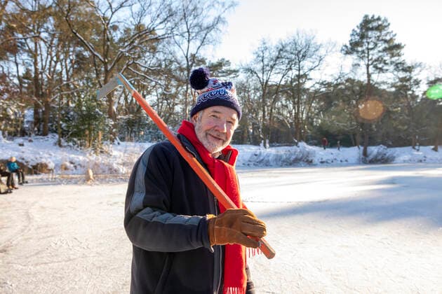 IMAGO Creative, Winter, Winterspaß, Eishockey #2 Man holding hockey stick on snow during winter model released Symbolfoto FVDF00124