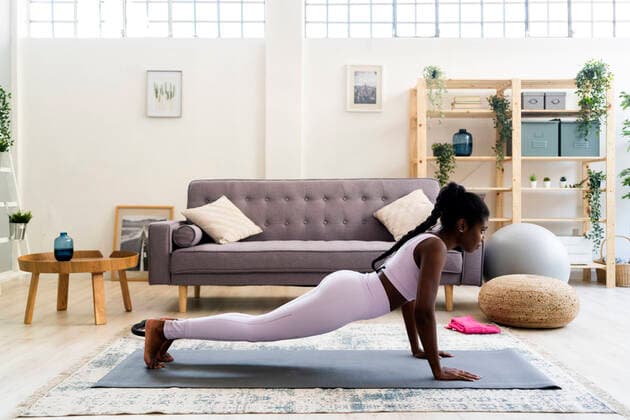 IMAGO Creative: Clickbait, Sport und Fitness Young woman doing yoga in living room at home model released Symbolfoto property released GIOF12584