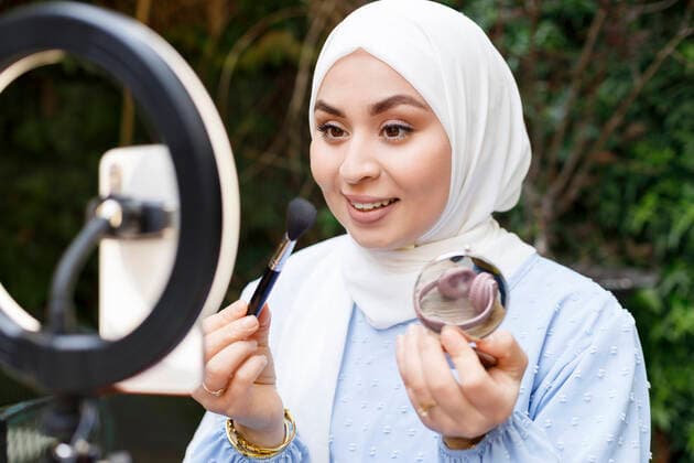 IMAGO Creative: Digitale Welt, Social Commerce Beautiful female influencer wearing hijab vlogging model released Symbolfoto IFRF00543