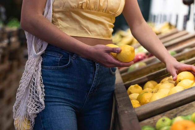 Woman holding lemons at store model released Symbolfoto property released PNAF01566