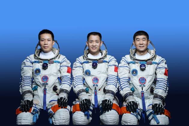 Bilder des Jahres 2021, News 06 Juni News Themen der Woche KW24 News Bilder des Tages China, Pressekonferenz vor dem Start der bemannten Shenzhou 12 Mission in Jiuquan June 16, 2021, Jiuquan, Gansu, China: Three astronauts who will carry out the Shenzhou 12 manned flight mission attend the press conference in Jiuquan,Gansu,China on 16th June, 2021. Jiuquan China - ZUMAt151 20210616_zia_t151_015 Copyright: xTpgx