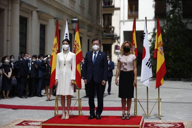 Spanien, Südkoreas Präsidenten Moon Jae-in bekommt Auszeichnung im Senat in Madrid South Korean President, Moon Jae-in (C), is greeted by Spanish Speaker of the Lower House Meritxell Batet (R) and Spanish Speaker of the Upper Chamber Pilar Llop (L) upon arrival to the Spanish Senate, in Madrid, central Spain, 16 June 2021. South Korean President visits !ACHTUNG: NUR REDAKTIONELLE NUTZUNG!  Copyright: xJavierxLizonx GRAF1695 20210616-637594556502301633