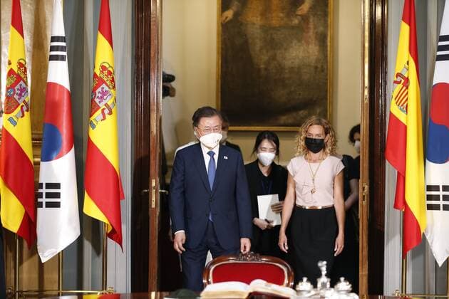 Spanien, Südkoreas Präsidenten Moon Jae-in bekommt Auszeichnung im Senat in Madrid South Korean President, Moon Jae-in (L), is greeted by Spanish Speaker of the Lower House Meritxell Batet (R) upon arrival to the Spanish Senate, in Madrid, central Spain, 16 June 2021. South Korean President visits !ACHTUNG: NUR REDAKTIONELLE NUTZUNG!  Copyright: xJavierxLizonx GRAF1705 20210616-637594558529478743