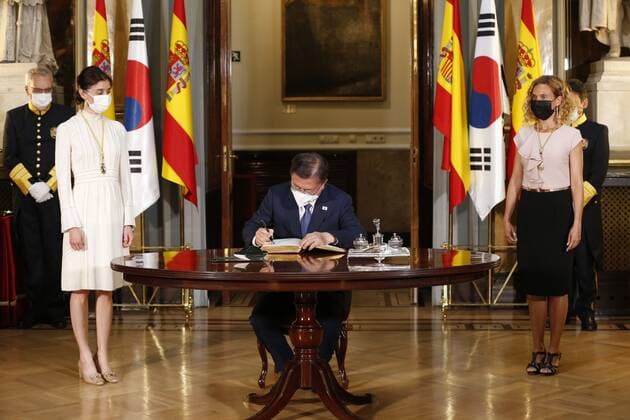 News Bilder des Tages Spanien, Südkoreas Präsidenten Moon Jae-in bekommt Auszeichnung im Senat in Madrid South Korean President, Moon Jae-in (C), signs the Guest s Book of the Spanish Upper Chamber next to Spanish Speaker of the Lower House Meritxell Batet (R) and Spanish Speaker of the Upper Chamber Pilar Llop (L) upon arrival to the Spanish Senate, in Madrid, central Spain, 16 June 2021. South Korean President visits !ACHTUNG: NUR REDAKTIONELLE NUTZUNG!  Copyright: xJavierxLizonx GRAF1706 20210616-637594565591041249