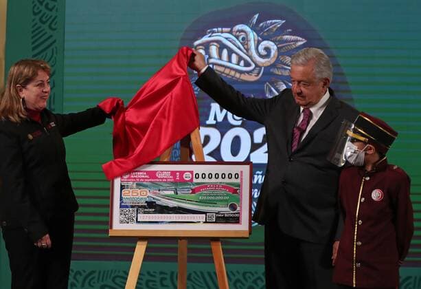 Mexiko, Präsident Andres Manuel Lopez Obrador Pressekonferenz in Mexiko-Stadt Mexico City (Mexico), 16 06 2021.- The president of Mexico, Andres Manuel Lopez Obrador (R), accompanied by the general director of the National Lottery, Margarita Gonzalez Saravia (L), unveil a ticket for the draw for a box at the Azteca stadium, during a press conference today, in the National Palace of Mexico City, Mexico, 16 June 2021. The Government of Mexico announced this Wednesday that next September 15 it will raffle off 22 luxury properties acquired by previous administrations that include a box at the Azteca Stadium in the Mexican capital. The Government of Mexico will raffle 22 luxury properties, including a box at the Azteca Stadium !ACHTUNG: NUR REDAKTIONELLE NUTZUNG! Copyright: xMarioxGuzmanx MEX4708 20210616-637594596329259771