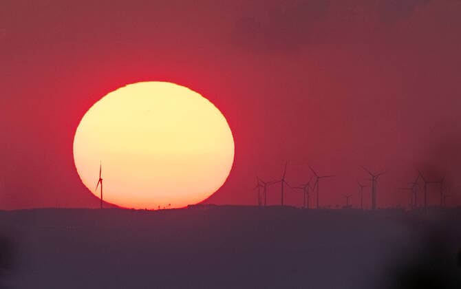 Sonnenuntergang hinter Windpark 16.06.2021, Schmitten (Hessen): Die Sonne geht am Abend vom Großen Feldberg im Taunus aus gesehen am Horizont hinter Windrädern unter., Schmitten Deutschland *** Sunset behind wind farm 16 06 2021, Schmitten Hesse The sun sets on the horizon behind wind turbines as seen from the Großer Feldberg in the Taunus Mountains , Schmitten Germany