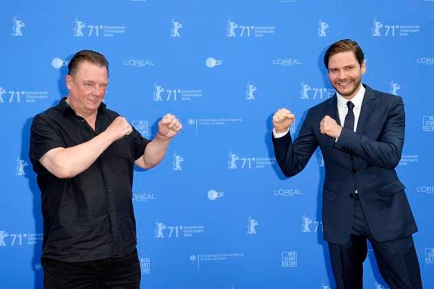 Bilder des Jahres 2021, Entertainment 06 Juni Entertainment Themen der Woche KW24 Entertainment Bilder des Tages Peter Kurth und Daniel Brühl bei der Premiere des Kinofilms Nebenan Next Door auf der Berlinale Summer Special 2021 71. Internationale Filmfestspiele Berlin im Freiluftkino Museumsinsel. Berlin, 16.06.2021 *** Peter Kurth and Daniel Brühl at the premiere of the feature film Next Door at the Berlinale Summer Special 2021 71 Berlin International Film Festival at the open-air cinema Museumsinsel Berlin, 16 06 2021 Foto:xF.xKernx xFuturexImage