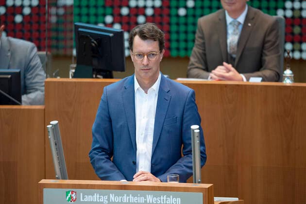 Hendrik WUEST, CDU, Minister fuer Verkehr des Landes Nordrhein-Westfalen, bei seiner Rede, Debatte zum Thema ,,Mehr Verkehrssicherheit, bessere Luft und weniger Laerm Ð Einfuehrung von Tempo 30 als Regelgeschwindigkeit in geschlossenen Ortschaften,, 131. Plenarsitzung im Landtag Nordrhein-Westfalen NRW, Duesseldorf am 16.06.2021, *** Hendrik WUEST, CDU, Minister for Transport of the State of North Rhine-Westphalia, during his speech, debate on the topic More traffic safety, better air and less noise Ð introduction of speed limit 30 as standard speed in built-up areas , 131 plenary session in the State Parliament of North Rhine-Westphalia NRW, Duesseldorf on 16 06 2021,