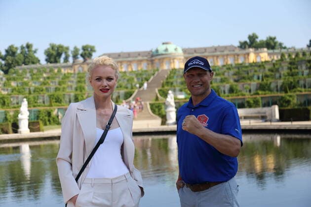 Bilder des Jahres 2021, Entertainment 06 Juni Entertainment Themen der Woche KW24 Entertainment Bilder des Tages Model Franziska Knuppe und Ex-Boxer Axel Schulz posieren als Botschafter für Brandenburg zum diesjährigen Tag der Deutschen Einheit am Schloss Sanssouci in Potsdam, 17. Juni 2021. Vorstellung Einheitsbotschafter Brandenburg *** Model Franziska Knuppe and ex-boxer Axel Schulz pose as ambassadors for Brandenburg at this years German Unity Day at Sanssouci Palace in Potsdam, 17 June 2021 Presentation Unity Ambassador Brandenburg