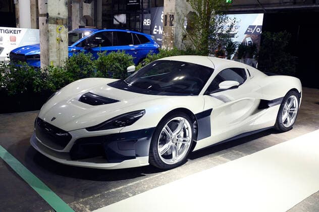 Ein Rimac Nevera beim Greentech Festival Media Day im Kraftwerk Berlin. Rimac Automobili mit Sitz in Sveta Nedelja bei Zagreb in Kroatien ist ein kroatischer Automobilhersteller, der elektrische Supersportwagen, Antriebe und Batteriesysteme entwickelt und herstellt. Die Firma wurde 2009 von Mate Rimac gegründet. Berlin, 17.06.2021 *** A Rimac Nevera at the Greentech Festival Media Day at Kraftwerk Berlin Rimac Automobili, based in Sveta Nedelja near Zagreb in Croatia, is a Croatian car manufacturer that develops and manufactures electric supercars, powertrains and battery systems The company was founded in 2009 by Mate Rimac Berlin, 17 06 2021 Foto:xF.xKernx xFuturexImage