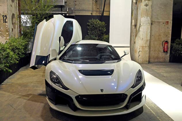 Ein Rimac Nevera beim Greentech Festival Media Day im Kraftwerk Berlin. Rimac Automobili mit Sitz in Sveta Nedelja bei Zagreb in Kroatien ist ein kroatischer Automobilhersteller, der elektrische Supersportwagen, Antriebe und Batteriesysteme entwickelt und herstellt. Die Firma wurde 2009 von Mate Rimac gegründet. Berlin, 17.06.2021 *** A Rimac Nevera at the Greentech Festival Media Day at Kraftwerk Berlin Rimac Automobili, based in Sveta Nedelja near Zagreb in Croatia, is a Croatian car manufacturer that develops and manufactures electric supercars, powertrains and battery systems The company was founded in 2009 by Mate Rimac Berlin, 17 06 2021 Foto:xF.xKernx xFuturexImage