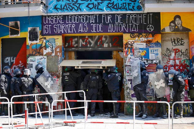 Bilder des Jahres 2021, News 06 Juni News Themen der Woche KW24 Im teilbesetzten Haus in der Rigaer Straße 94 sollte am Donnerstag der Brandschutz überprüft werden. Nachdem die Bewohner sich zunächst weigerten, die Tür zu öffnen, verschaffte sich die Polizei gewaltsam Zutritt und wurde mit Farbe beworfen. (Quelle: rbb online) Berlin, 17.06.2021 *** In the partially occupied house in the Rigaer street 94 should be checked on Thursday the fire protection After the residents initially refused to open the door, the police gained access by force and was thrown with paint Source rbb online Berlin, 17 06 2021 Foto:xJ.xMWx xFuturexImage