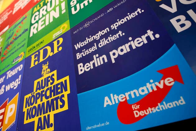 Impressionen von Wahlplakaten und Parteigeschenken beim Pressegespräch zur neuen Ausstellung Wähl mich! Parteien plakatieren im Haus der Geschichte in Bonn. Vom 17. Juni bis 10. Oktober 2021 werden hier rund 100 historische Wahlplakate aus Bundestags- und Landtagswahlen präsentiert und dabei einzelne Komponenten der Wahlplakate in den Blick genommen: Köpfe, Farben und Slogans aus 70 Jahren demokratischer Wahlen in der Bundesrepublik Deutschland dokumentieren, wie sich Themen, Ästhetik und Ansprache der Wählerinnen und Wähler geändert haben. Bonn, 17.06.2021
